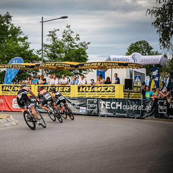 Radfahrer und Zuschauer beim starlim City Triathlon Austria Wels