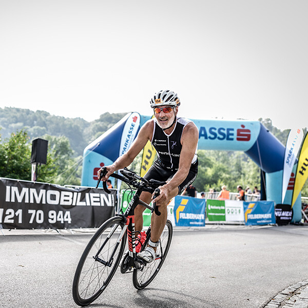 Radfahrer beim starlim City Triathlon Austria Wels