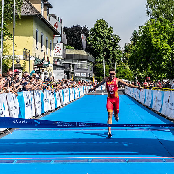 Zuschauer beim Zieleinlauf des starlim City Triathlon Austria Wels