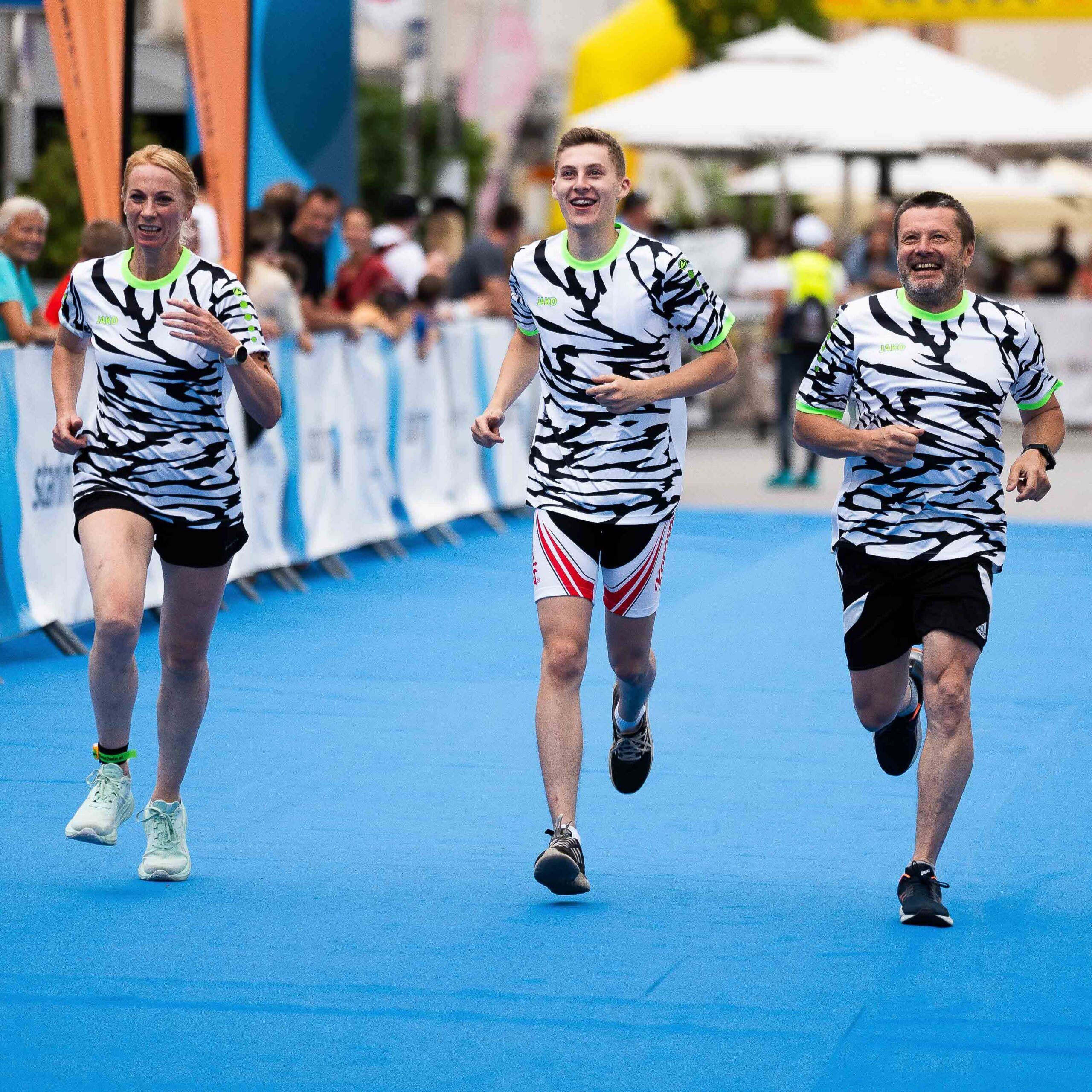 Familie läuft ins Ziel beim Team Fun Race