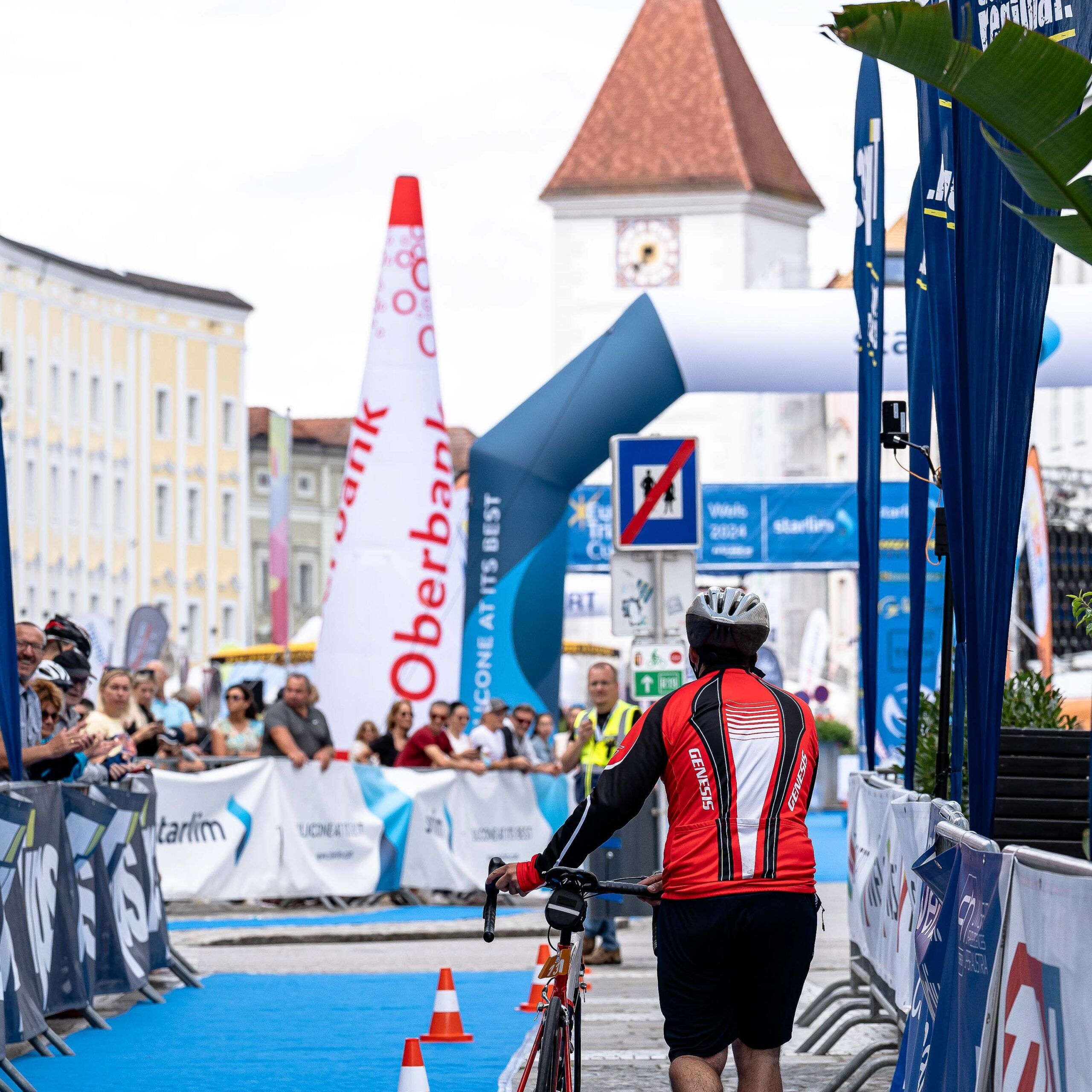 Triathlet schiebt Rad beim Fun Race aus der Wechselzone