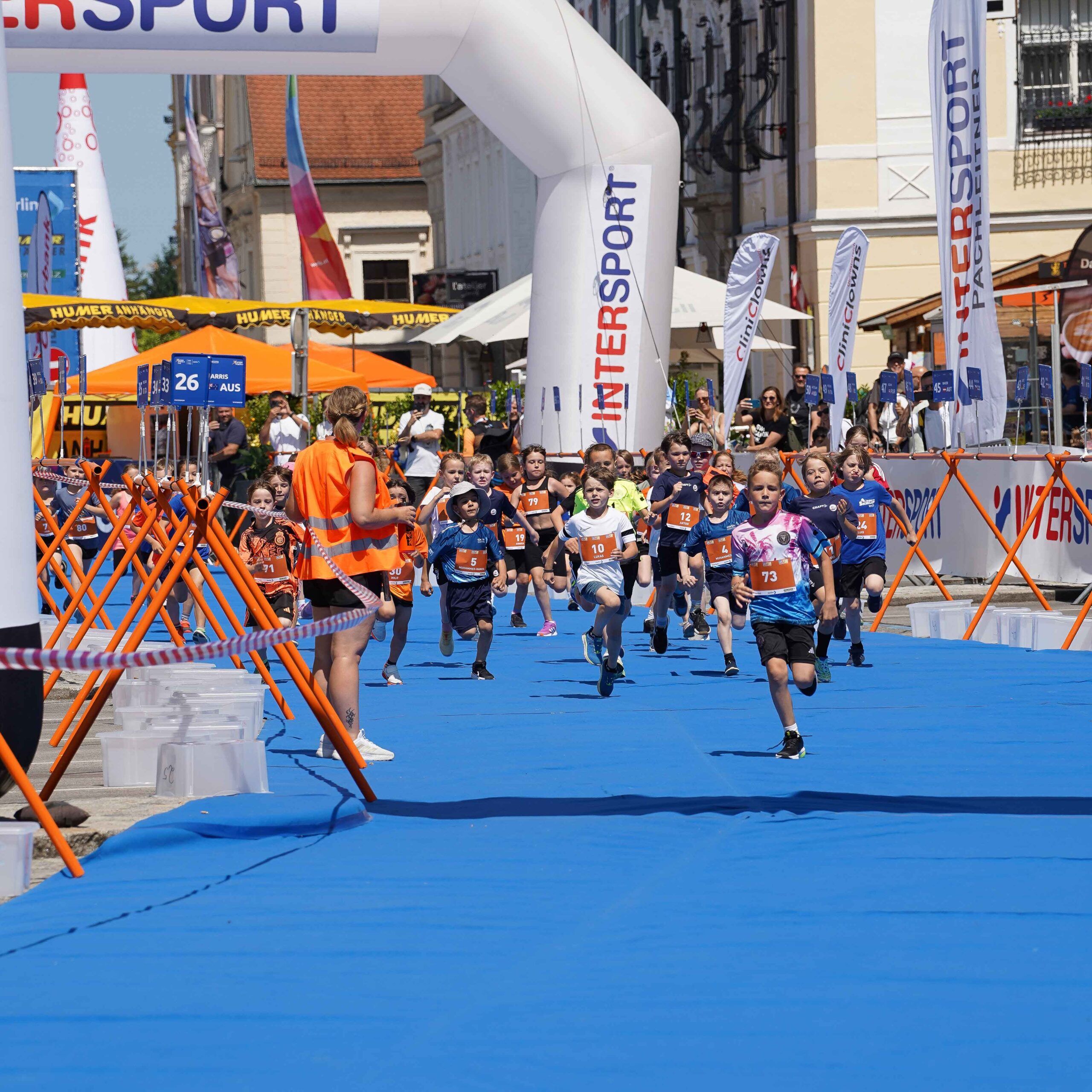 Kinder laufen am Welser Stadtplatz