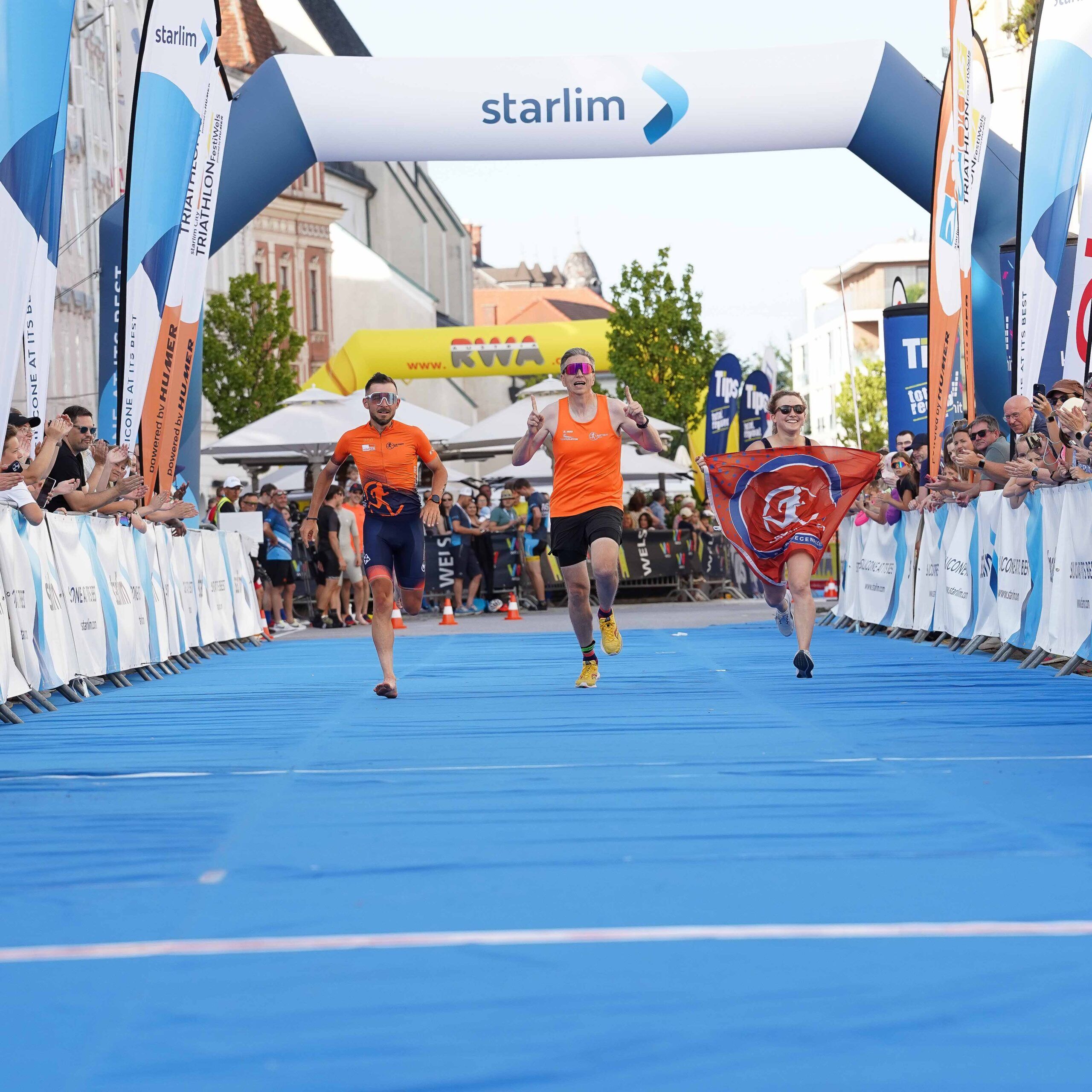 Team läuft ins Ziel beim Business Fun Race