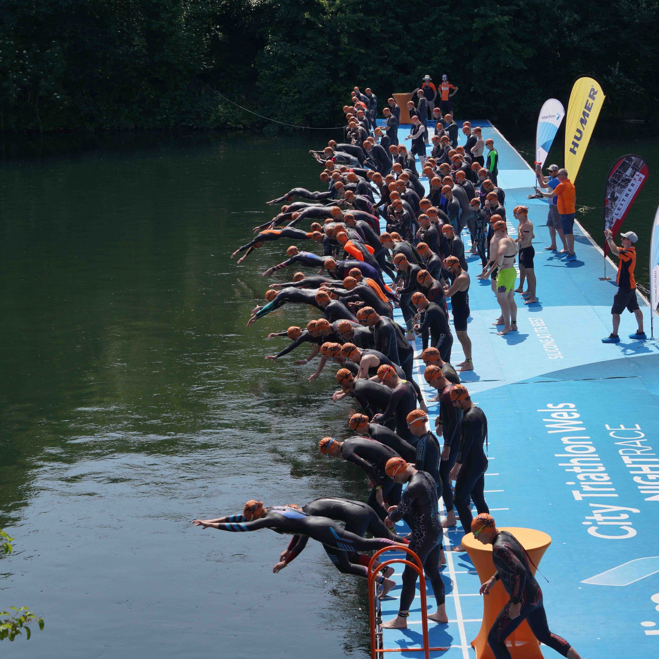 Hobby Triathleten springen in die Traun