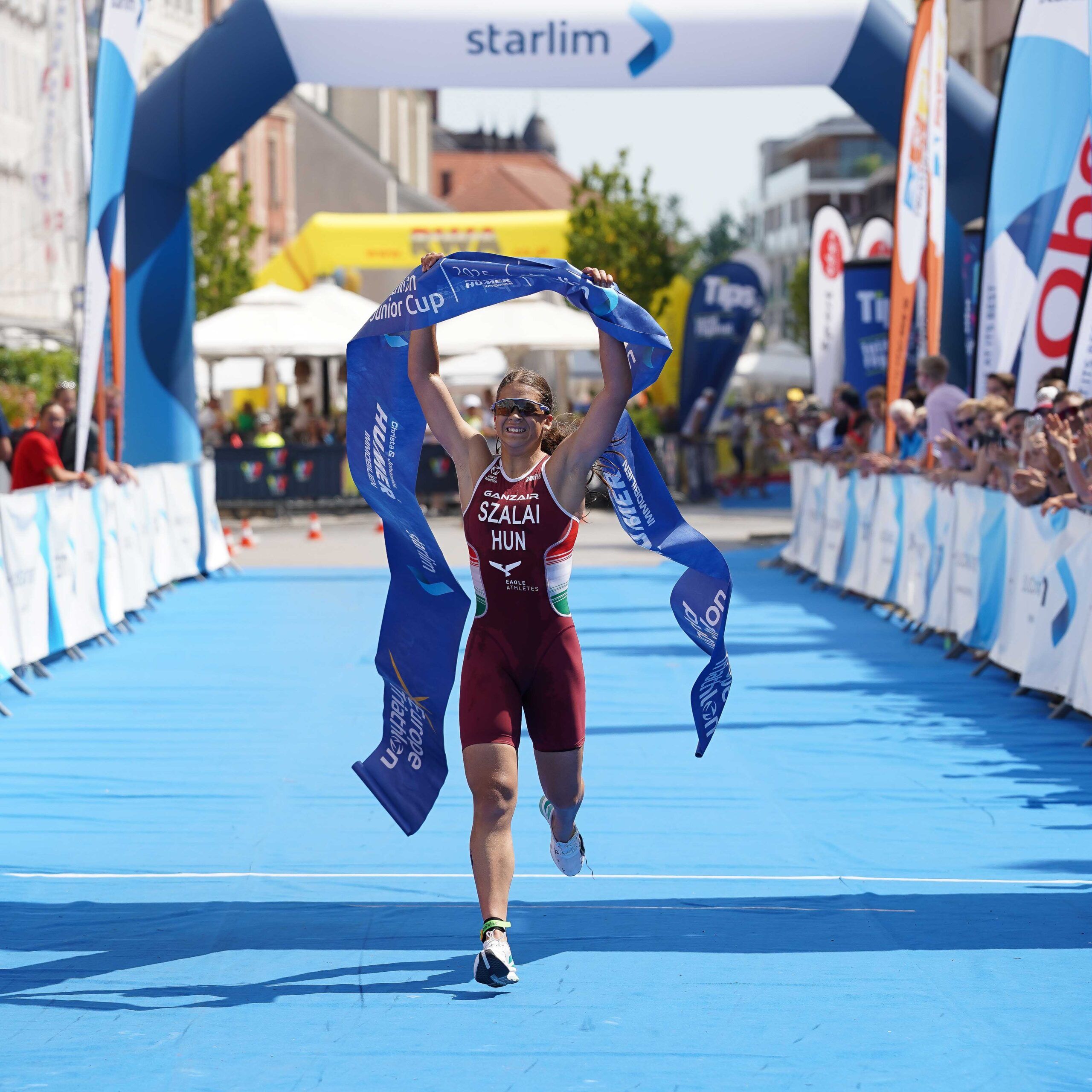 Zieleinlauf von Fanny Szalai beim Wels Triathlon