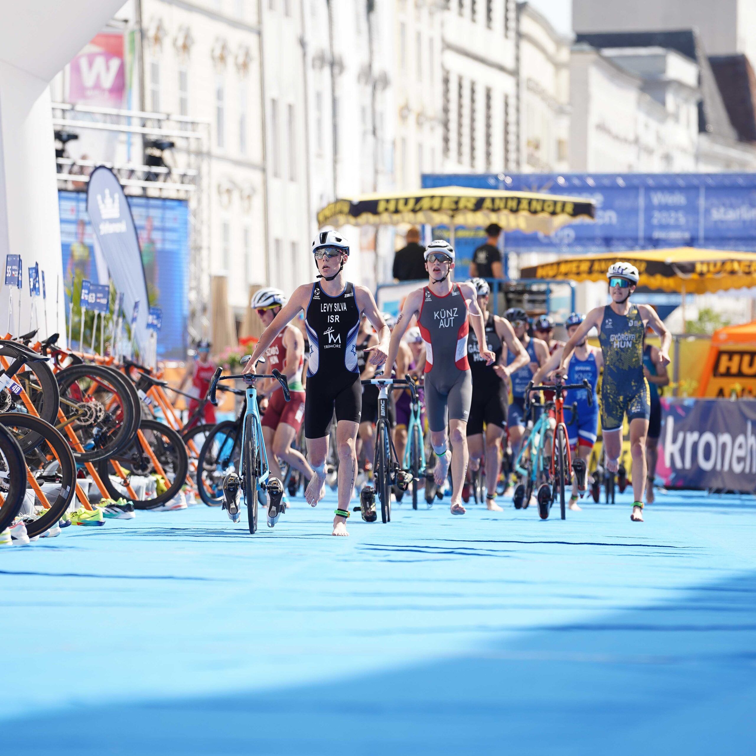 Triathleten in der Wechselzone ihrem Rad in der Hand