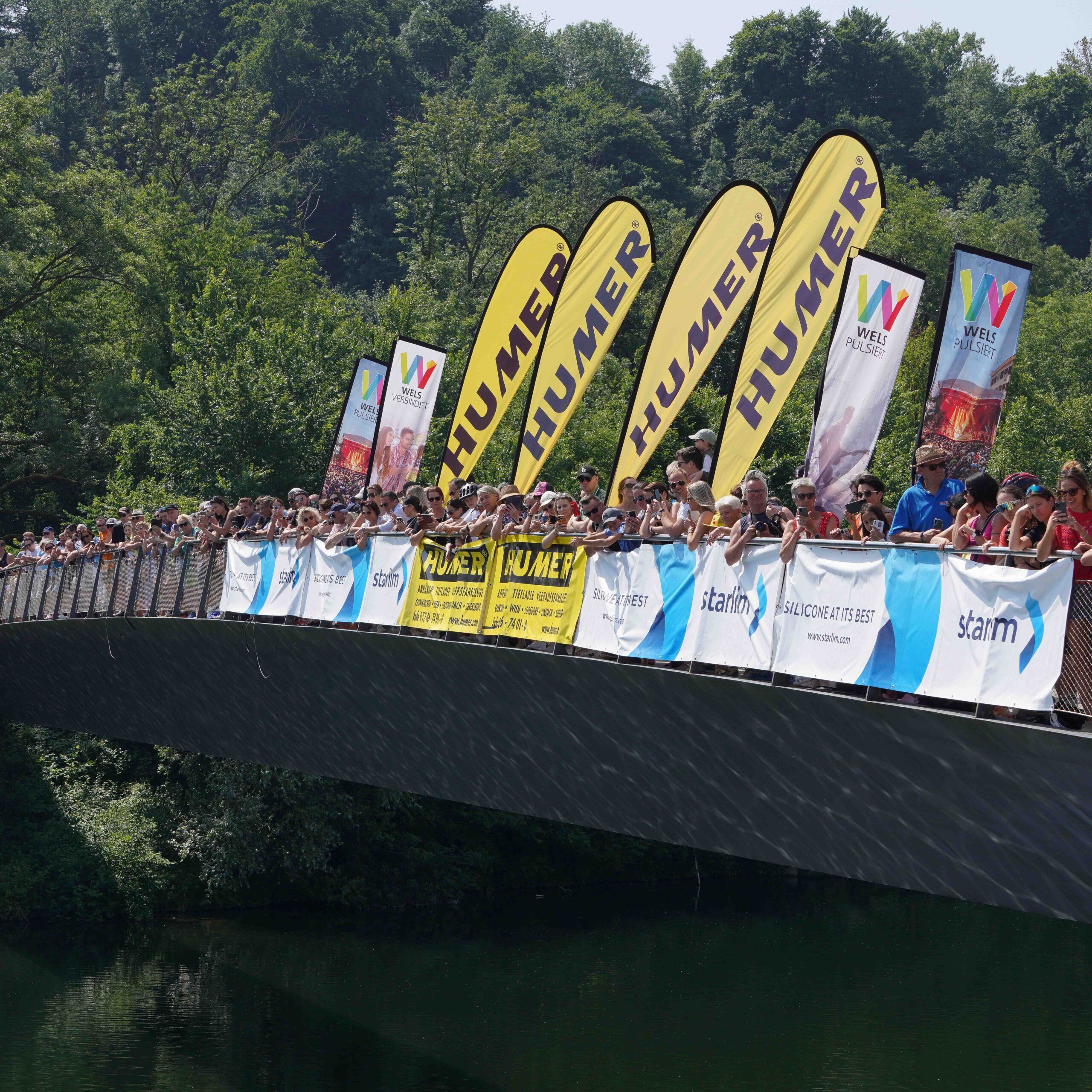 Zuschauer am Angerlehnersteg beim Schwimmstart