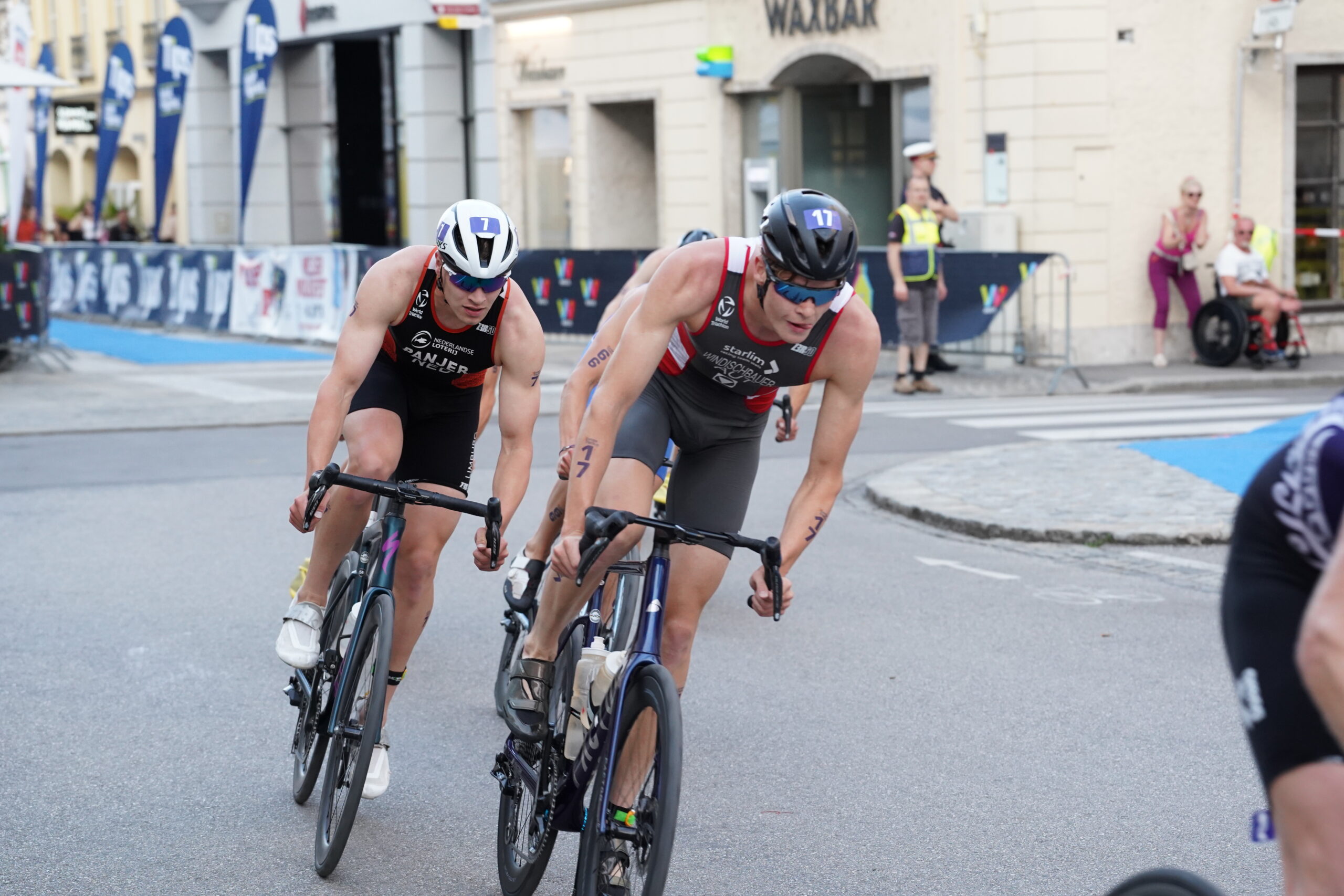 Olympia-Flair am Welser Stadtplatz: Zwei Olympioniken beim Elite-Europacup im Rahmen des Oberbank Nightraces
