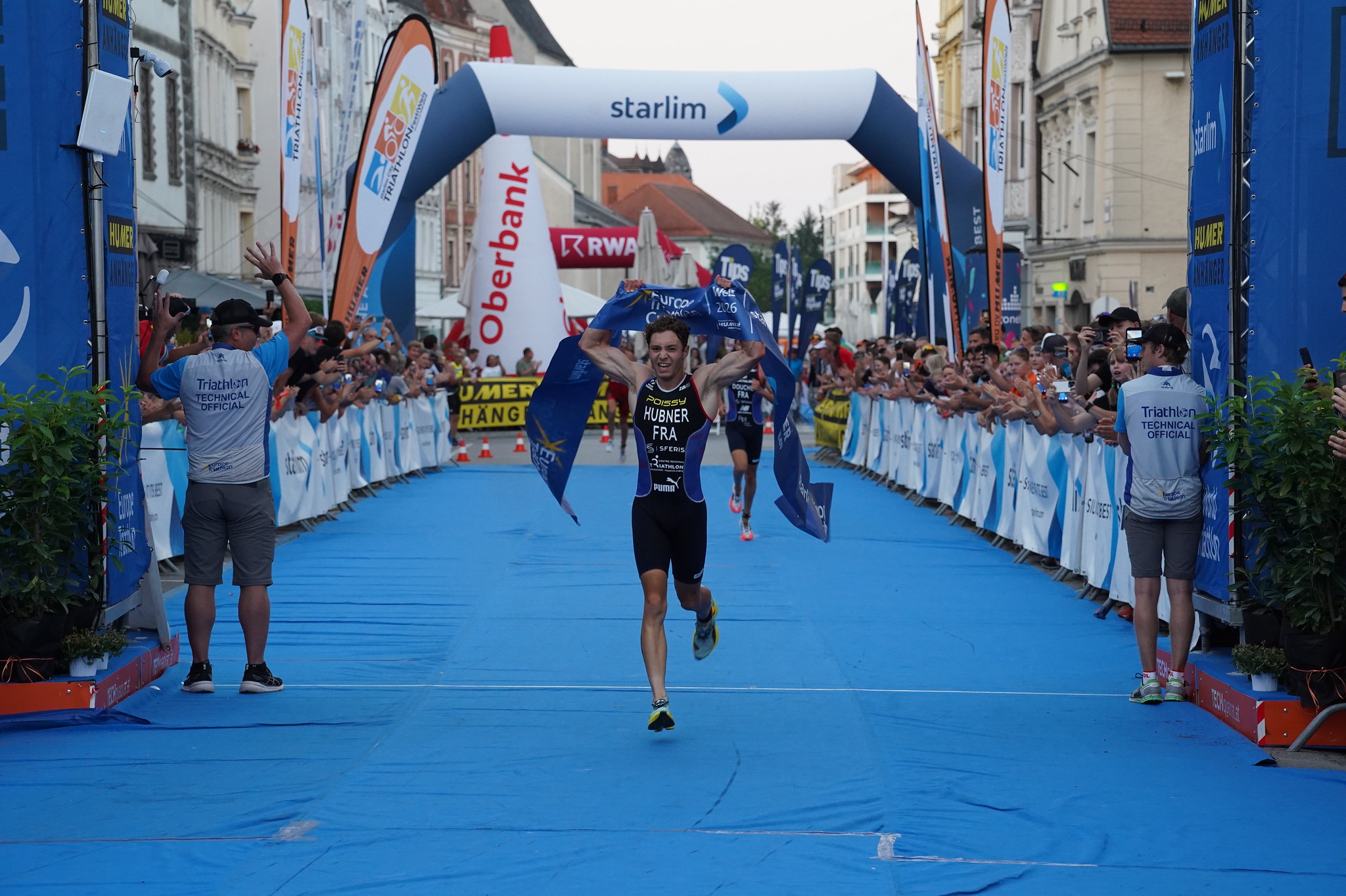 Martin Hubner triumphiert beim  Elite Europacup im Rahmen des Oberbank Nightrace, Anouk Danna gewinnt das Damenrennen 